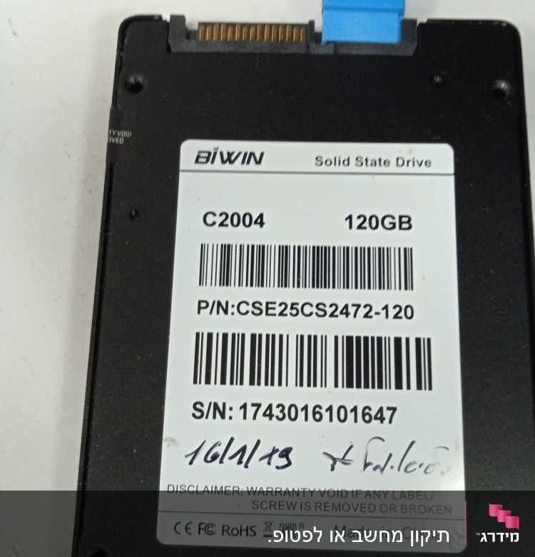 כונן SSD של Biwin עם כבל SATA כחול מחובר